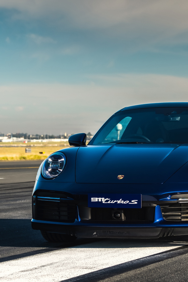 Синий автобус Porsche 911 Turbo S 2020 года на трассе