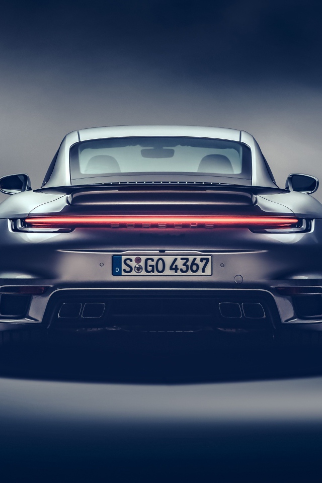 Автомобиль Porsche 911 Turbo S 2020 года вид сзади 