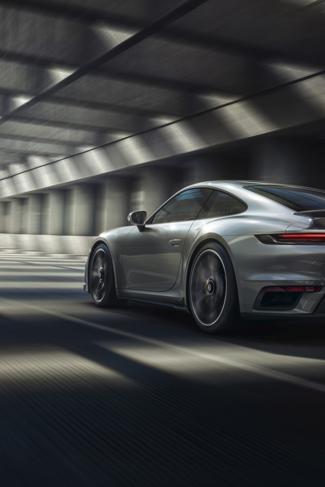 Автомобиль Porsche 911 Turbo S 2020 года в тоннеле