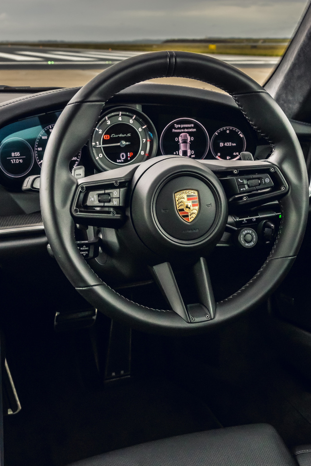 Черный кожаный салон автомобиля Porsche 911 Turbo S 2020 года