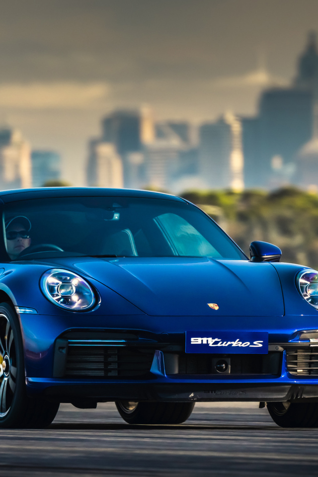 Автомобиль Porsche 911 Turbo S 2020 года на дороге