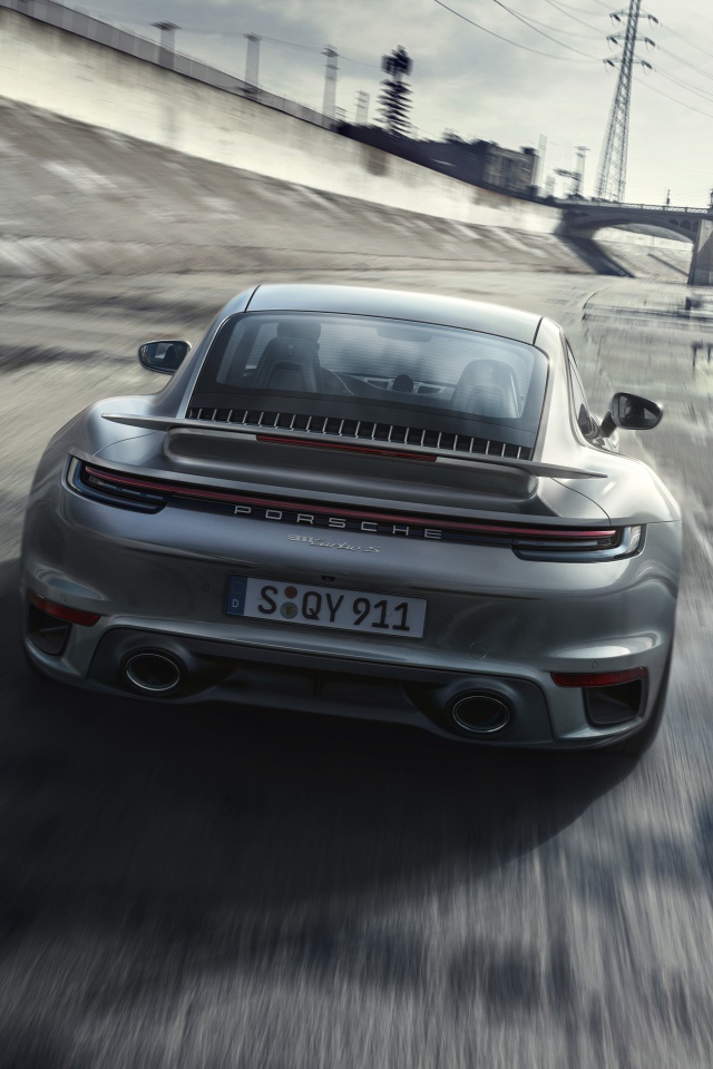 Автомобиль Porsche 911 Turbo S 2020 года на трассе 