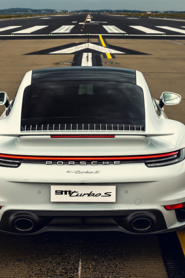 Белый автомобиль  Porsche 911 Turbo S 2020 года вид сзади