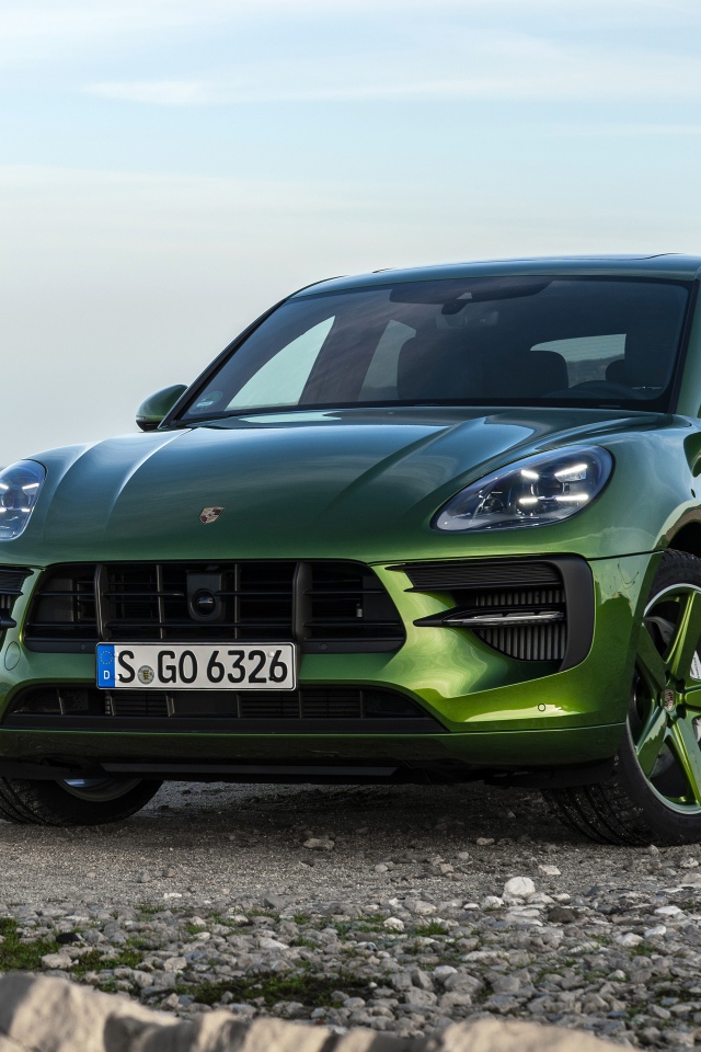 Зеленый автомобиль Porsche Macan GTS 2020 года на берегу моря