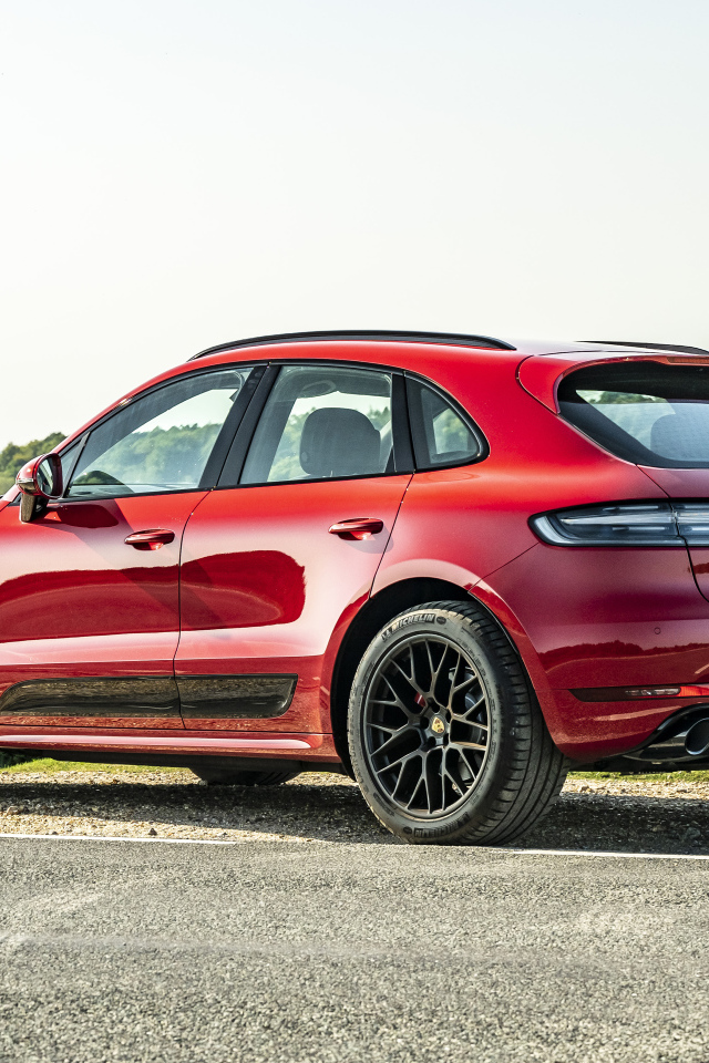 Красный кроссовер Porsche Macan GTS 2020 года вид сзади