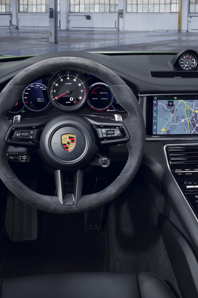 Салон автомобиля Porsche Panamera 4S 2020 года 