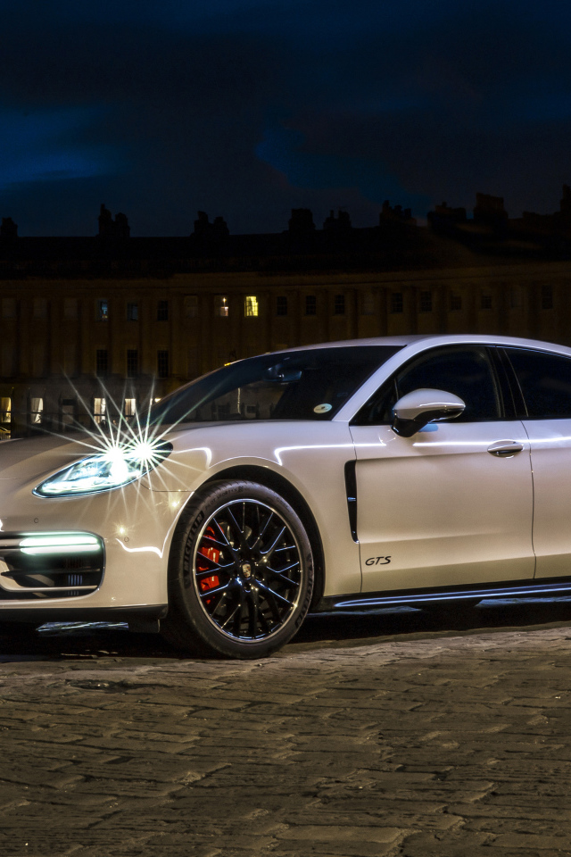 Автомобиль Porsche Panamera GTS 2020 года на улице ночью