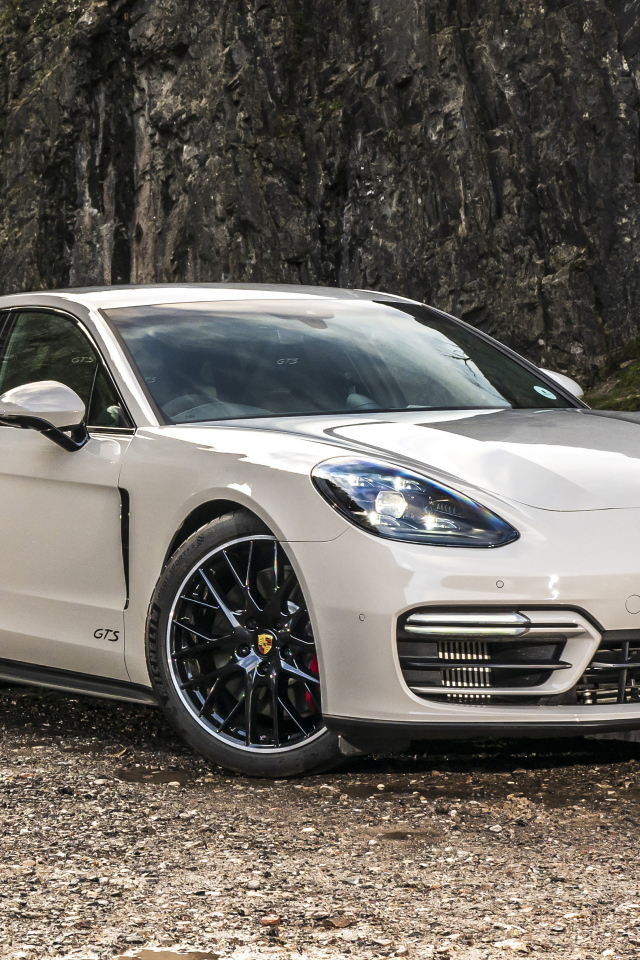Автомобиль Porsche Panamera GTS 2020 года в горах