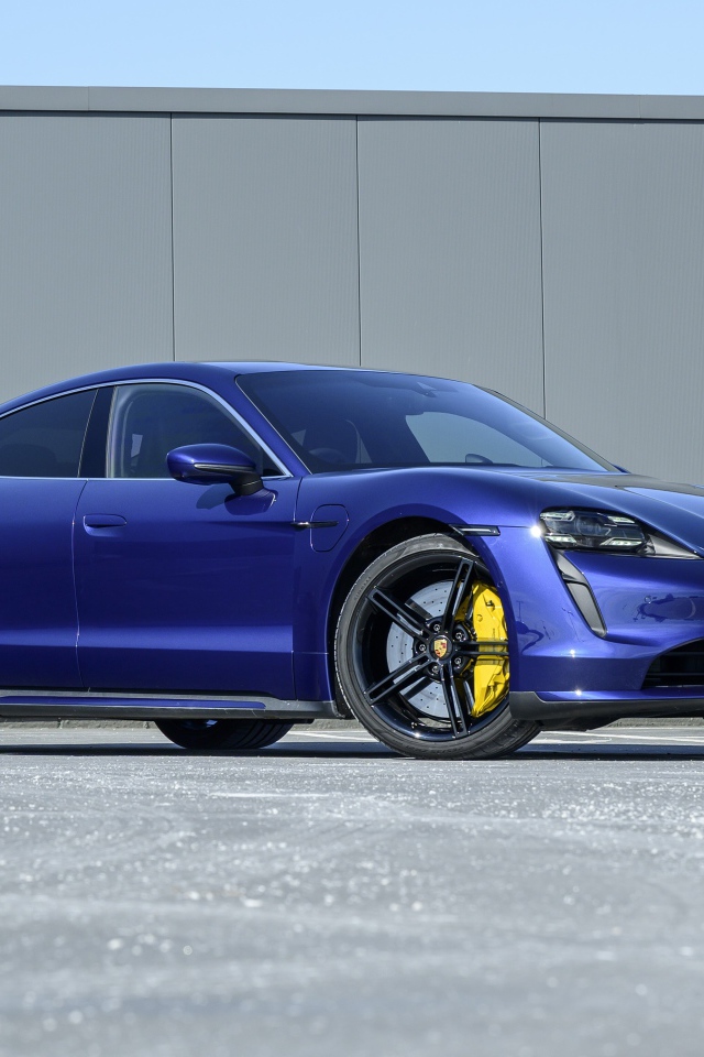 Синий автомобиль Porsche Taycan Turbo 2020 года 