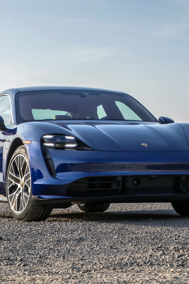 Синий автомобиль  Porsche Taycan Turbo, 2020 года у океана