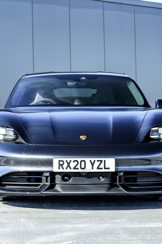 Автомобиль Porsche Taycan Turbo 2020 года вид спереди