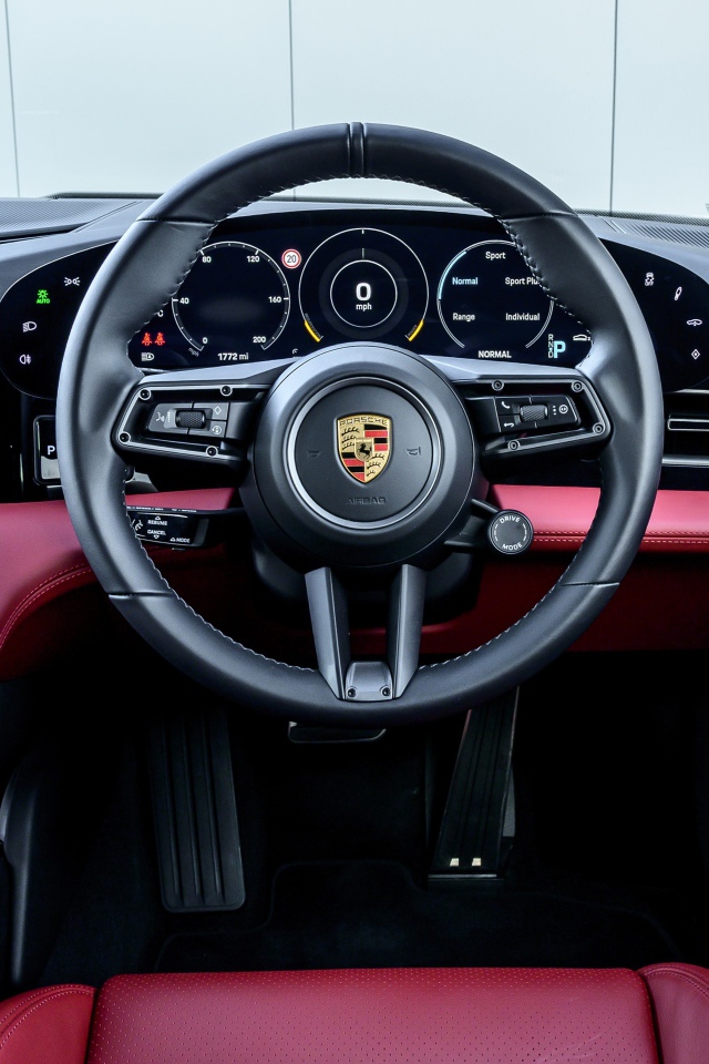 Салон автомобиля Porsche Taycan Turbo S 2020 года 