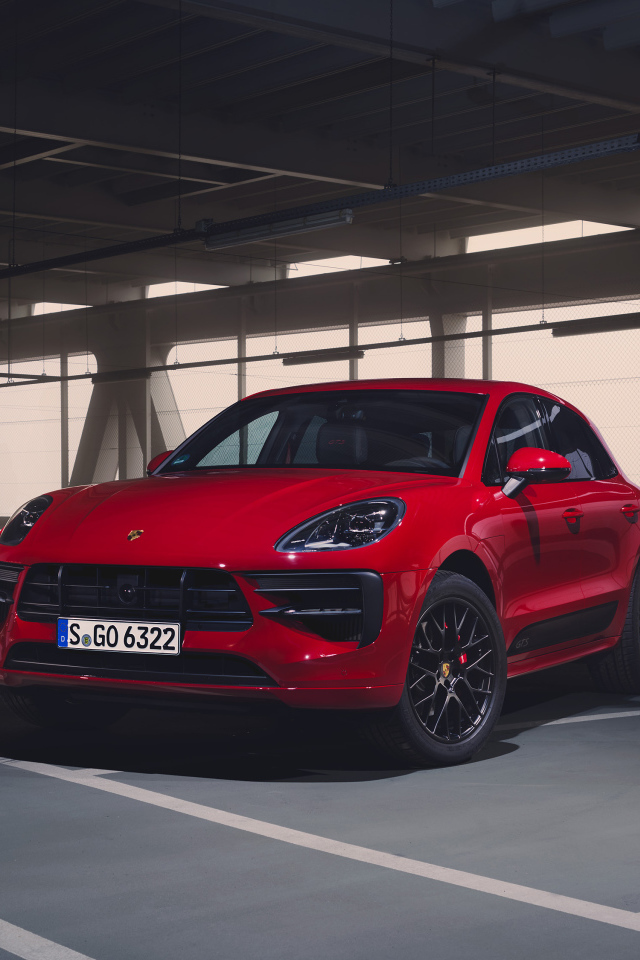 Красный внедорожник Porsche Macan GTS 2020 года 