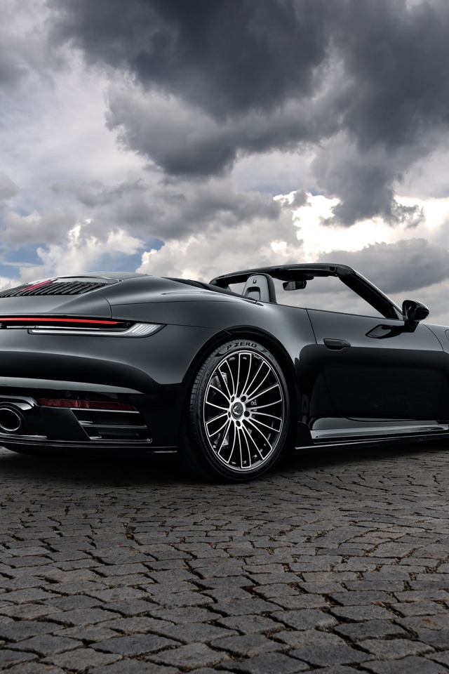 Черный автомобиль Porsche 911 Carrera 4S Cabriolet 2020 года под грозовым небом