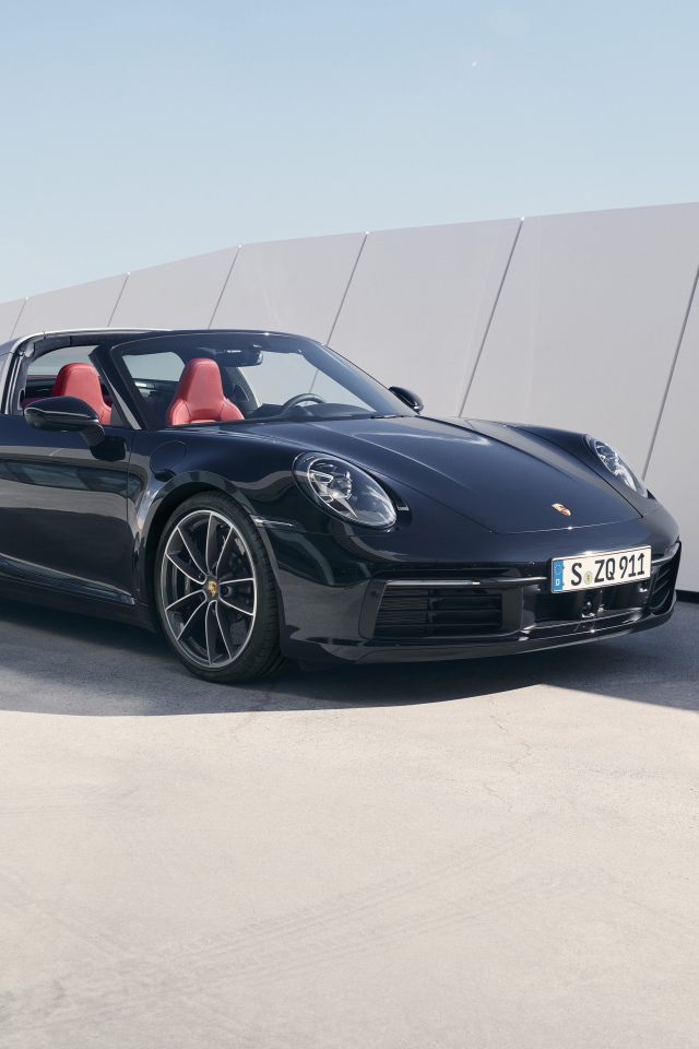 Черный Porsche 911 Targa 4S 2020 года в лучах солнца