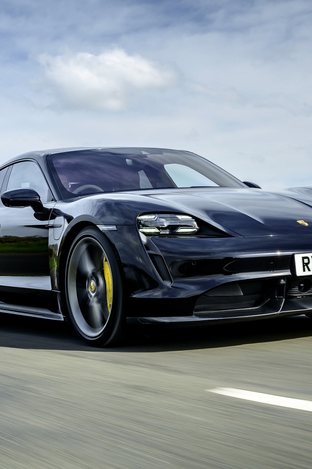 Черный автомобиль Porsche Taycan Turbo S 2020 года на скорости 