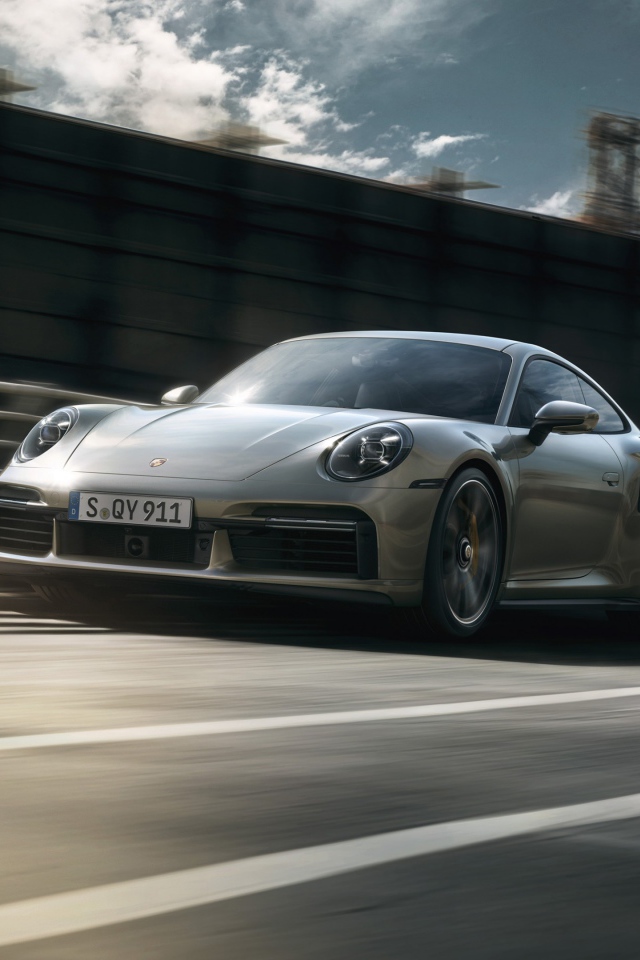 Быстрый компактный автомобиль Porsche 911 Turbo S 2020 года на трассе