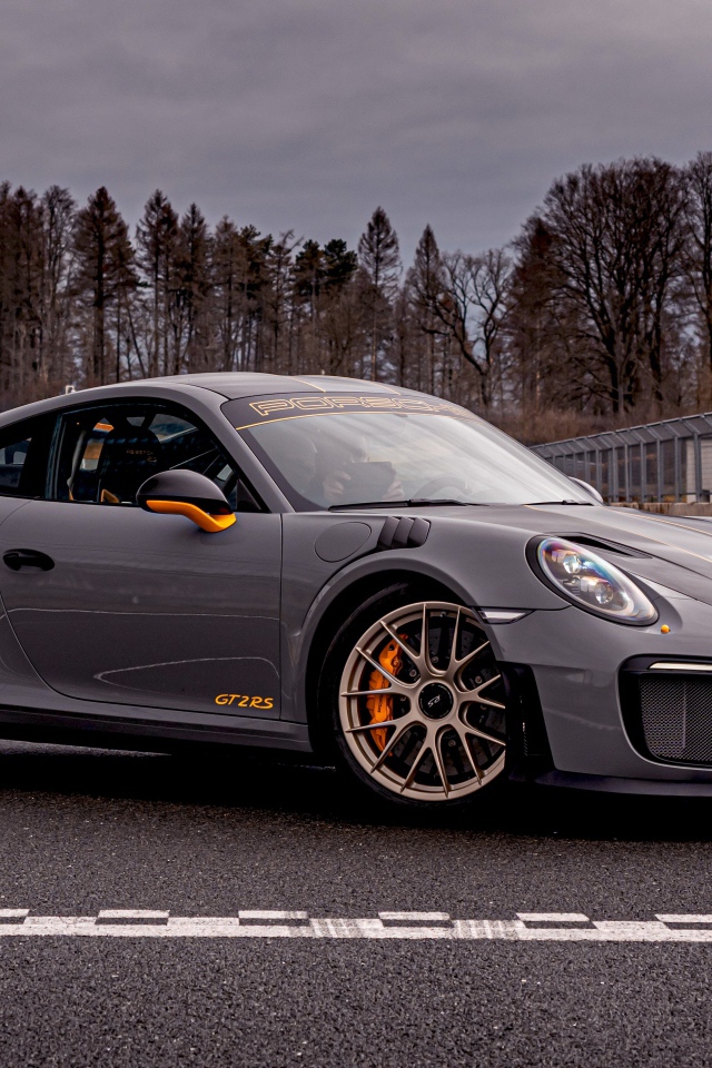 Быстрый Porsche 911 GT2 RS 2020 года на гонках 