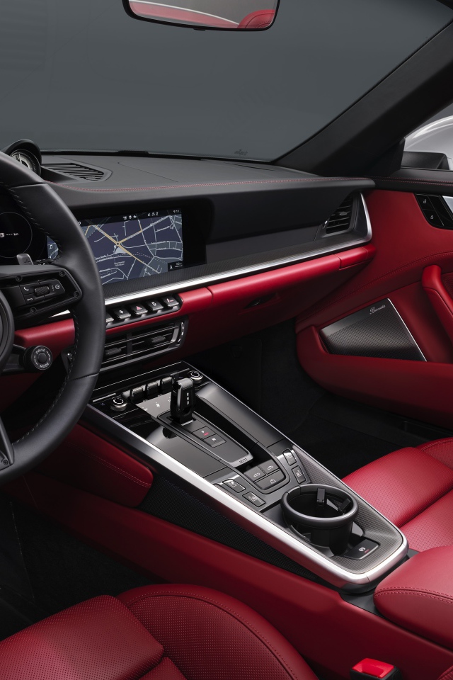 Красный кожаный автомобиль Porsche 911 Turbo S Cabriolet 2020 года