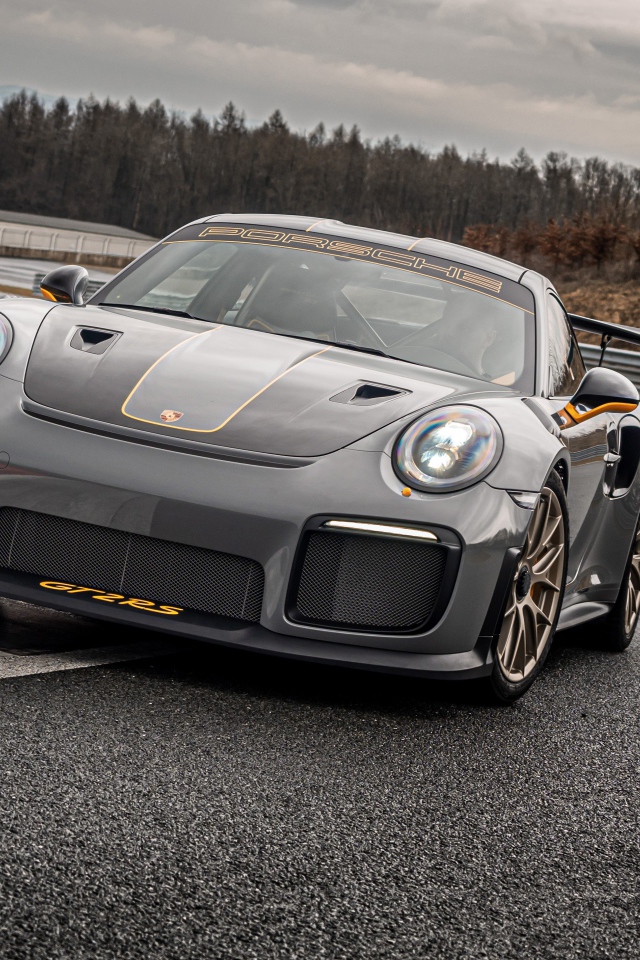 Серебристый автомобиль Porsche 911 GT2 RS 2020 года готовится к гонкам