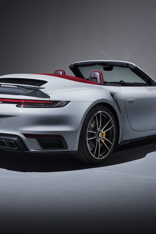 Белый автомобиль Porsche 911 Turbo S Cabriolet 2020 года вид сзади