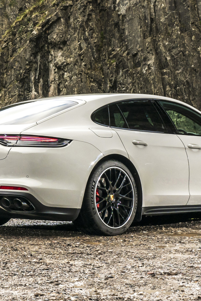 Белый Porsche Panamera GTS 2020 года вид сзади