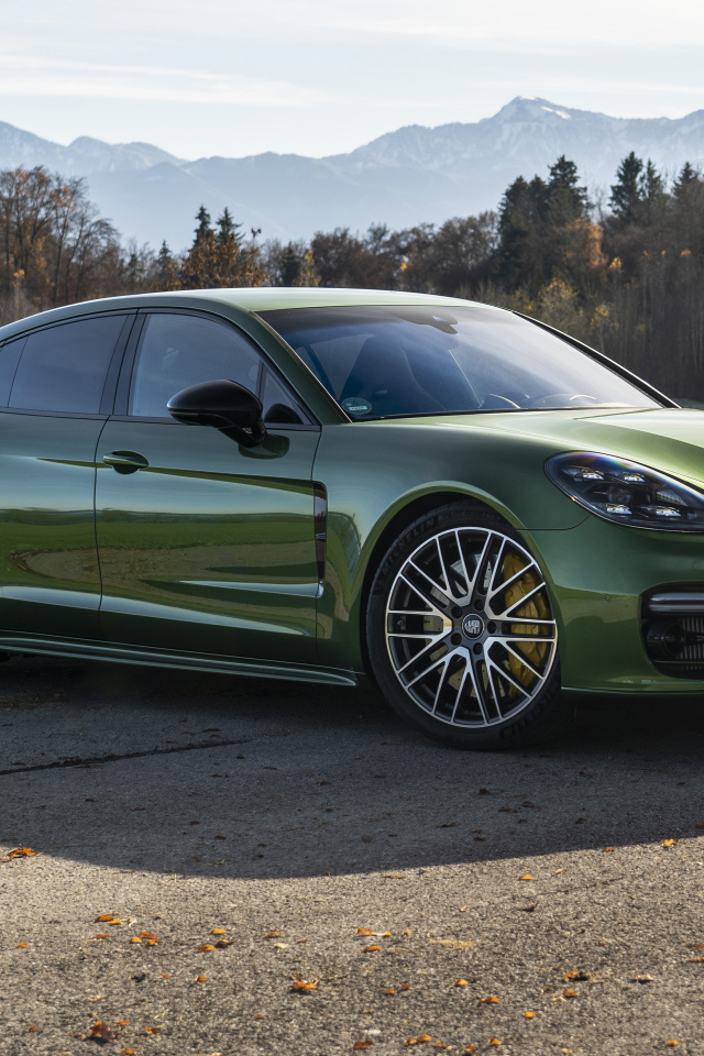Зеленый автомобиль Porsche Panamera 4S 2021 года