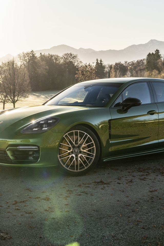 Автомобиль Porsche Panamera 4S 2021 года в лучах солнца