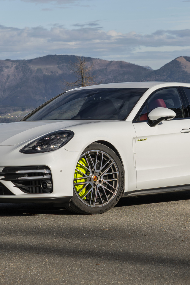 Автомобиль Porsche Panamera Turbo S E-Hybrid 2021 года на фоне гор