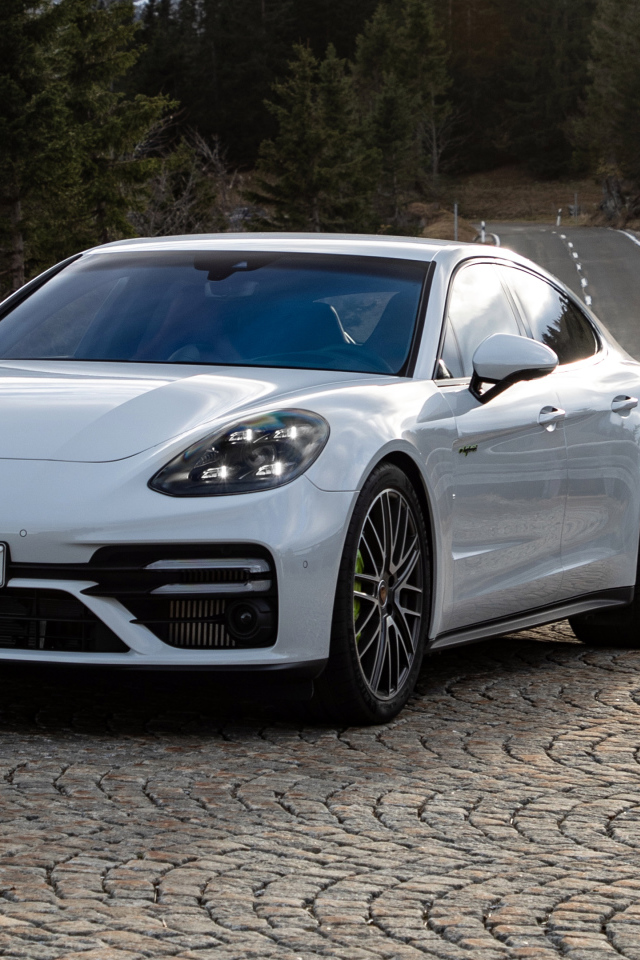 Белый автомобиль Porsche Panamera Turbo S E-Hybrid 2021 года на дороге