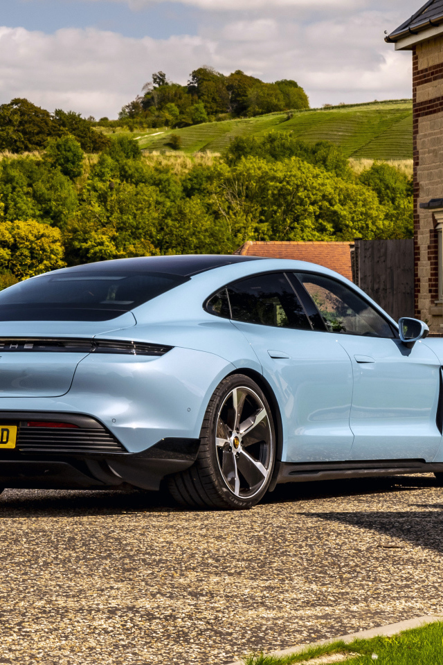 Автомобиль Porsche Taycan 4S 2021 года у дома