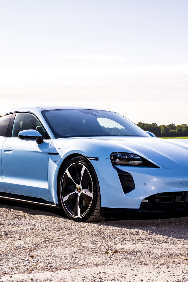 Голубой автомобиль Porsche Taycan 4S 2021 года