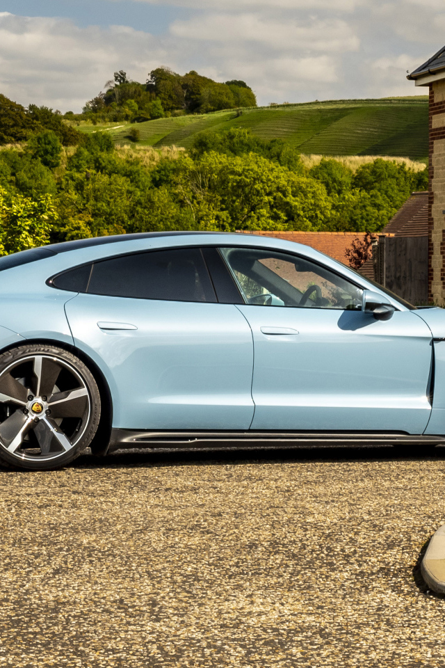 Автомобиль Porsche Taycan 4S 2021  года вид сбоку