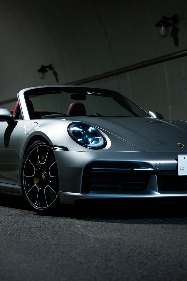 Серебристый Porsche 911 Turbo S Cabriolet 2021 года в тоннеле