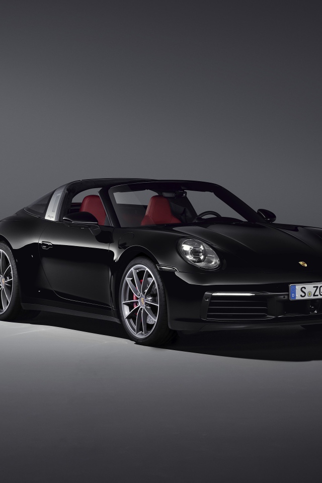 Черный кабриолет Porsche 911 Targa 4S 2020 года на сером фоне