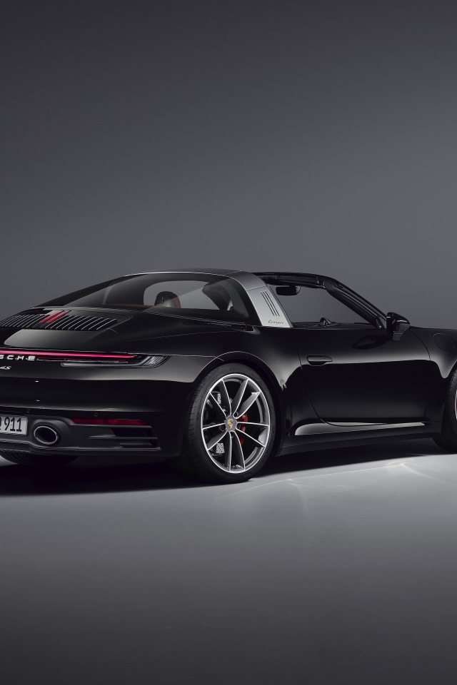 Черный автомобиль Porsche 911 Targa 4S 2020 года вид сзади на сером фоне