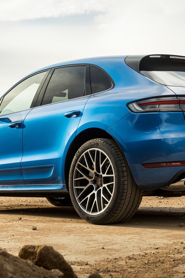 Синий автомобиль  Porsche Macan Turbo, 2020 года вид сзади 