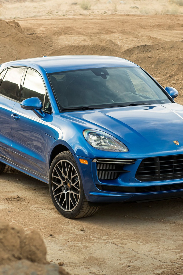 Синий автомобиль  Porsche Macan Turbo, 2020 года в карьере
