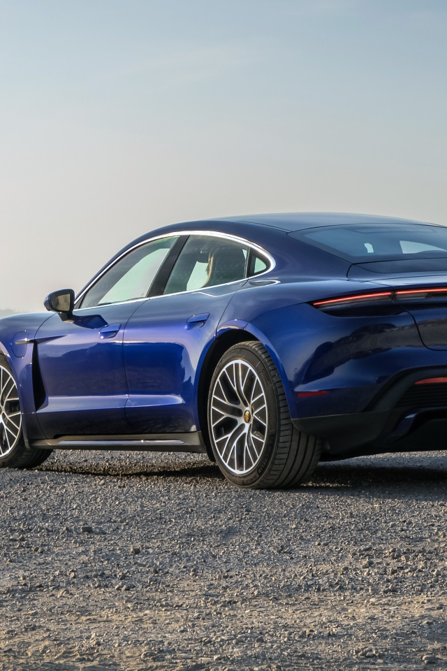 Синий автомобиль  Porsche Taycan, 2020 года вид сзади
