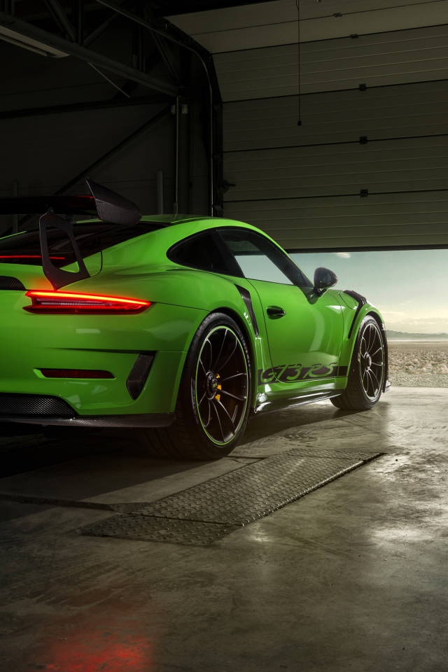 Зеленый автомобиль Porsche GT3 RS вид сзади