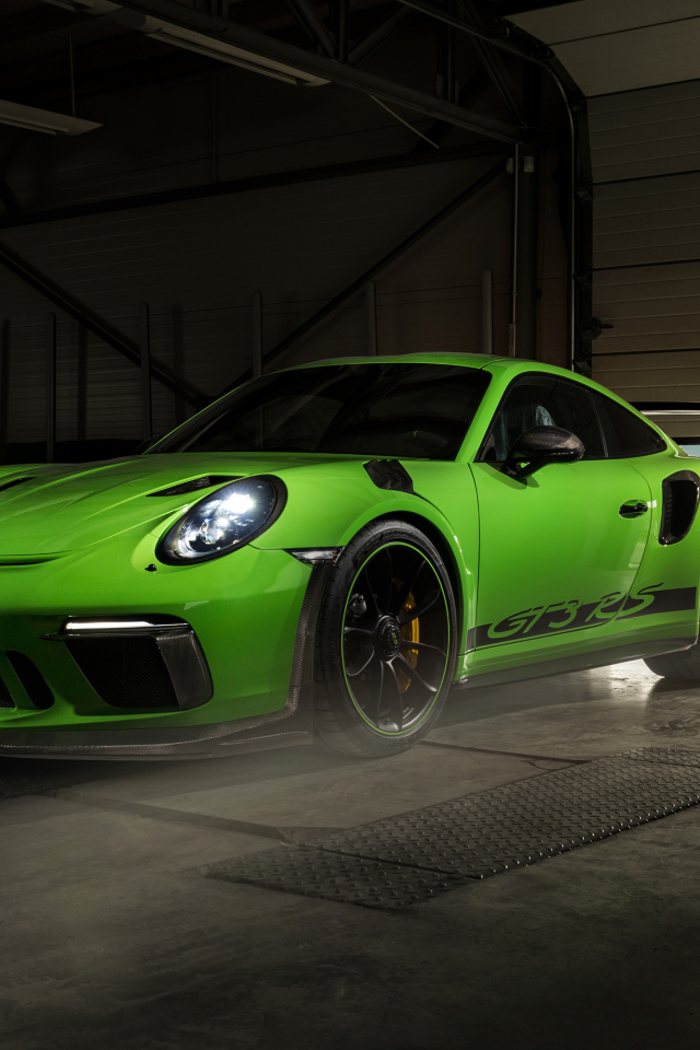 Зеленый автомобиль Porsche GT3 RS в гараже