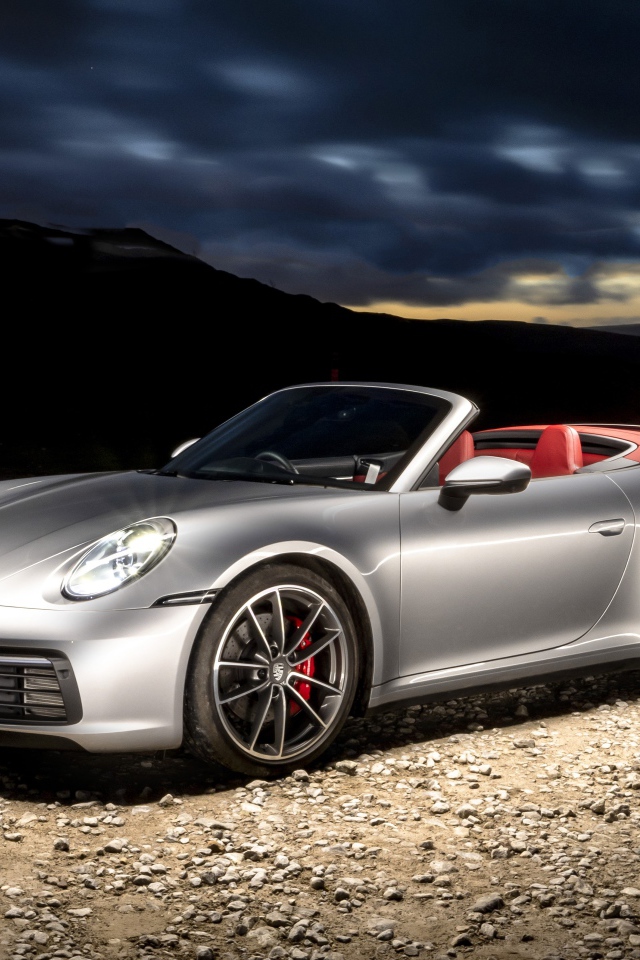 Автомобиль Porsche 911 Carrera 4S Cabriolet вечером