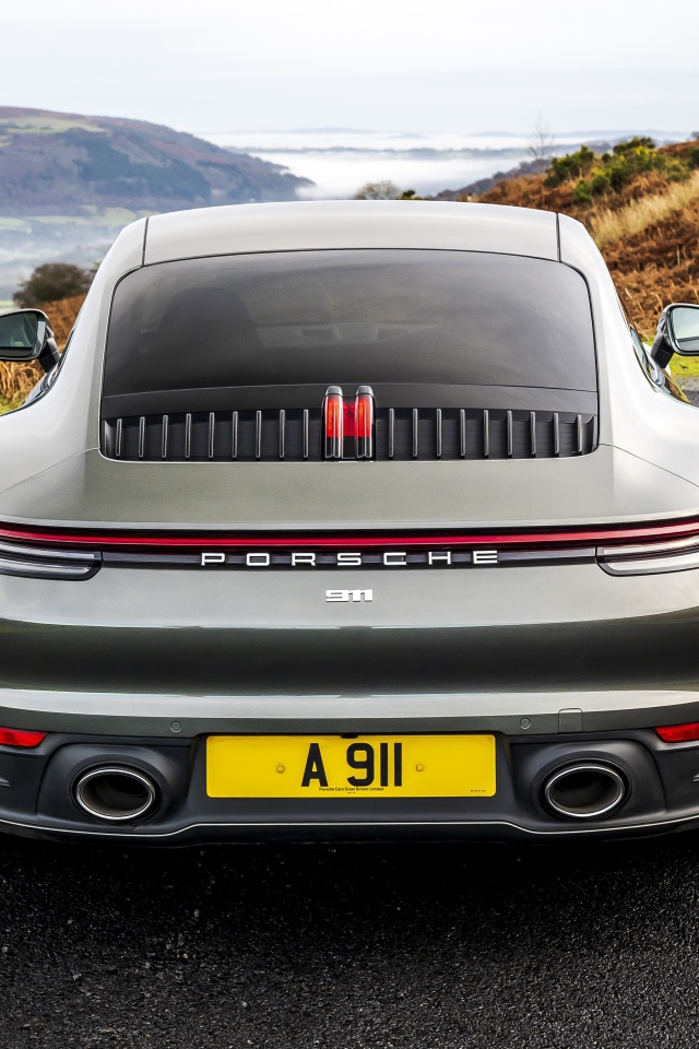 Автомобиль Porsche 911 Carrera на дороге у обрыва