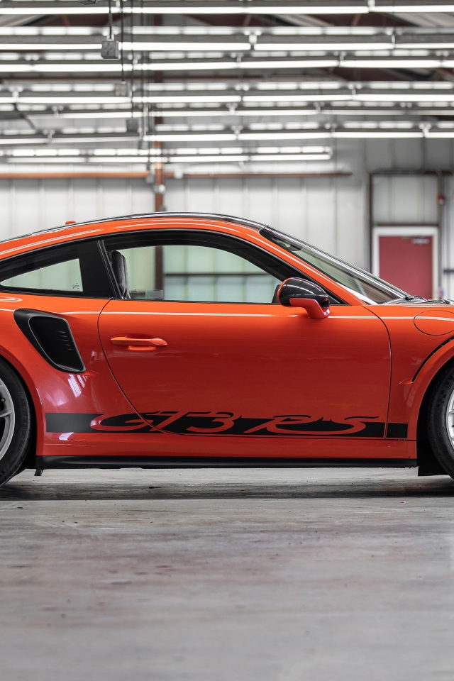 Быстрый автомобиль Porsche 911 GT3 RS вид сбоку 