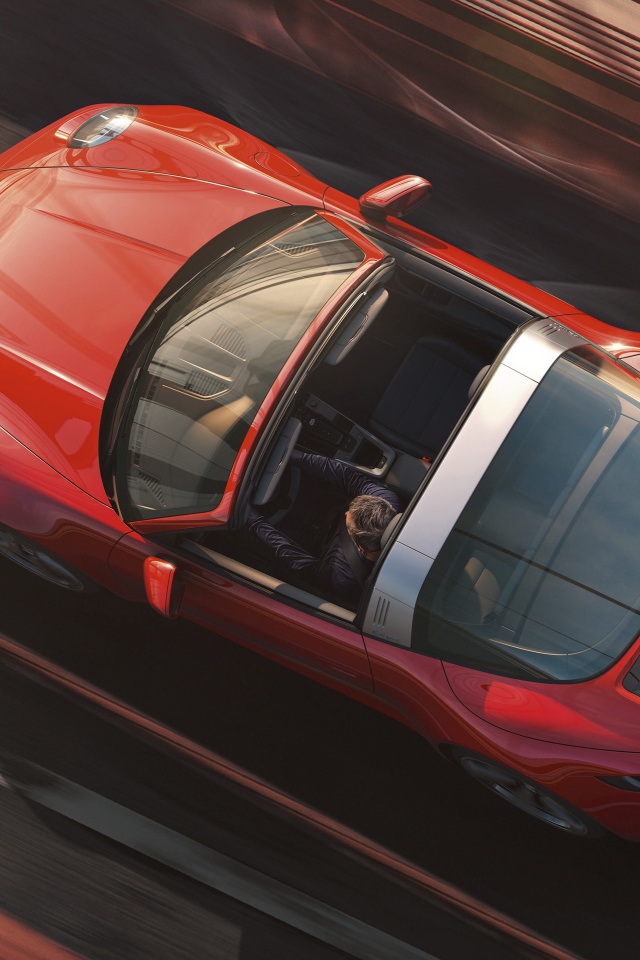 Автомобиль Porsche 911 Targa 4, 2020 года вид сверху