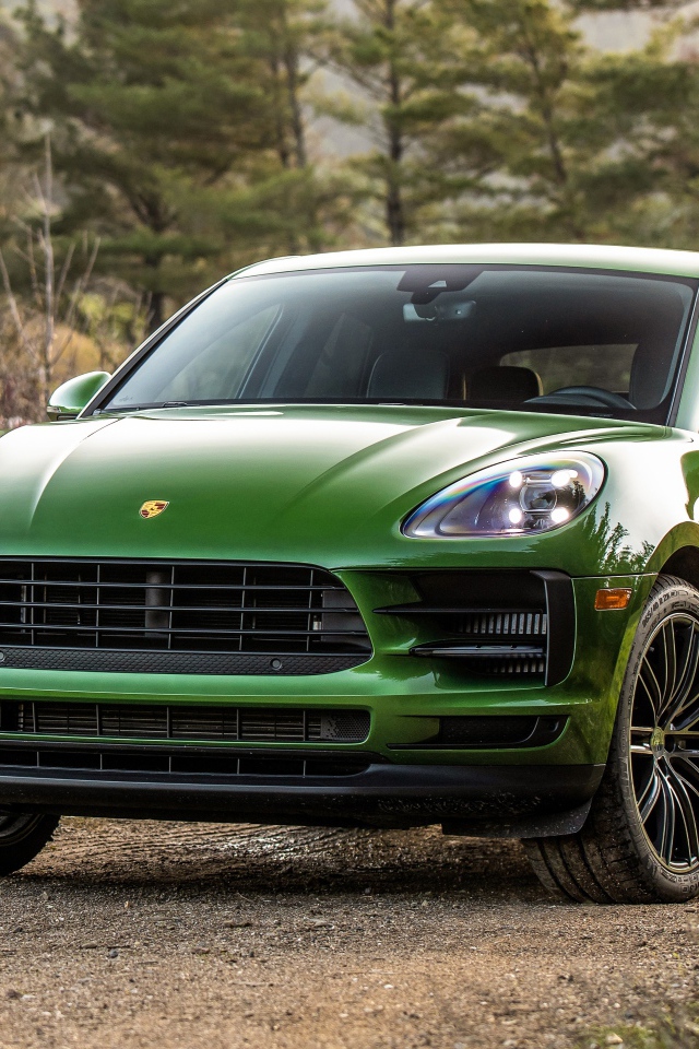 Зеленый внедорожник Porsche Macan S в лесу