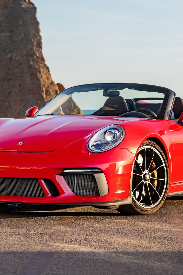 Красный автомобиль Porsche 911 Speedster, 2019 года у воды