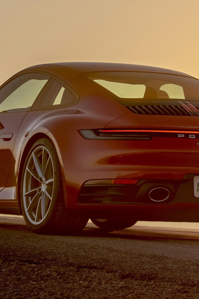 Красный автомобиль  Porsche 911 Carrera S, 2020 года вид сзади