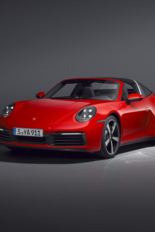 Красный автомобиль Porsche 911 Targa 4 2020 года на сером фоне