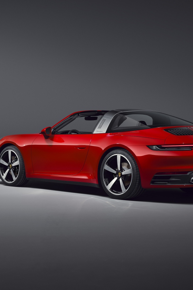 Красный автомобиль Porsche 911 Targa 4, 2020 года на сером фоне вид сзади